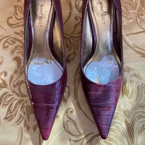 **CLEARANCE** NINE WEST "Nuncio" Burgundy Shiny Snake Print Pumps size 8